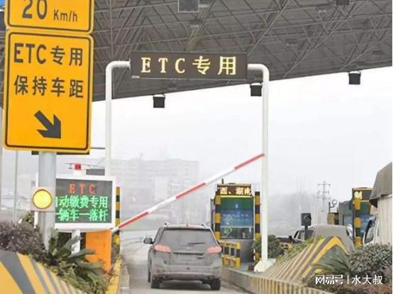 跑高速时的人工与ETC通道 为何人工通道拥挤，而ETC通道却无人问津？